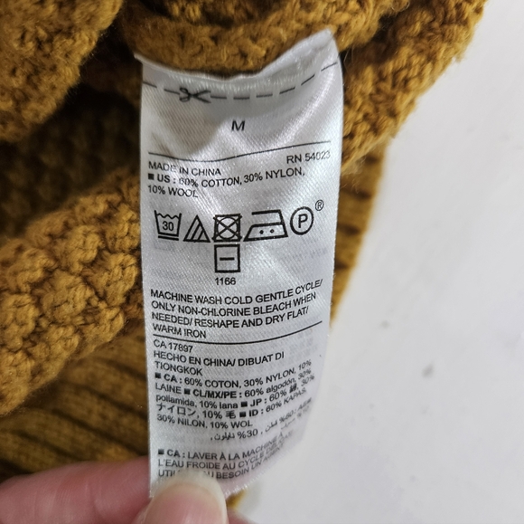 Old Navy gold cable knit sweater women's size medium - Picture 10 of 10